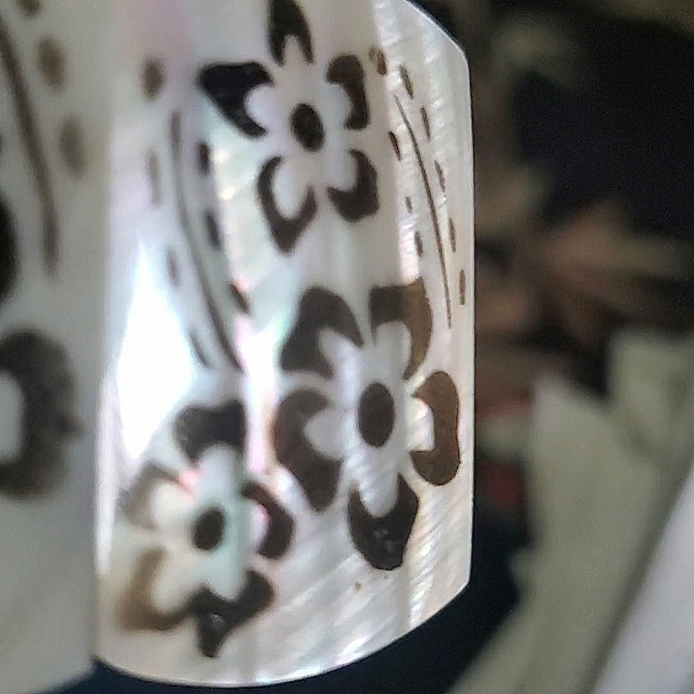 Mother of Pearl Flower Hand Carved Stretch Bracelet - Picture 9 of 10